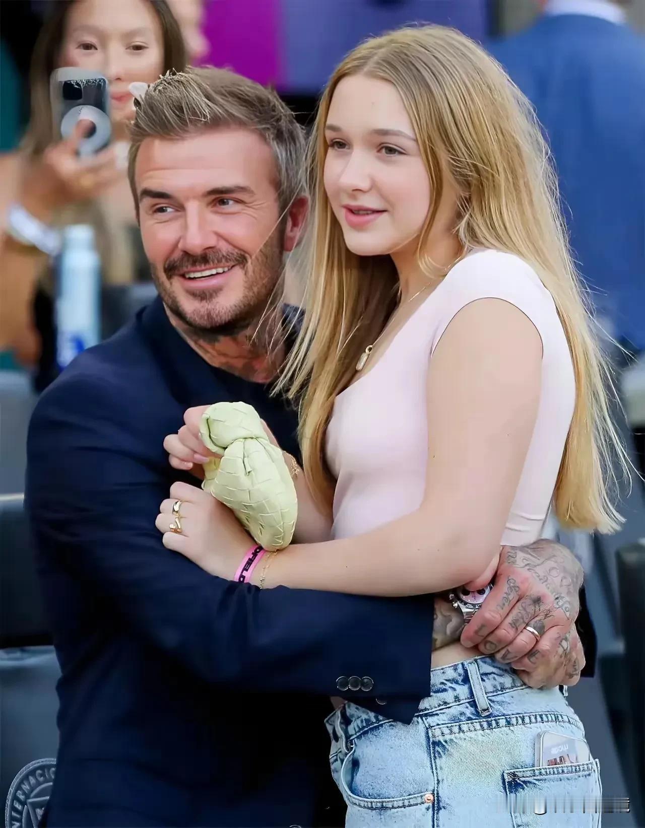 贝克汉姆这件小棉袄，妥妥的贴心啊。
不过女儿长这么大了，父女俩还有这么亲昵的动作