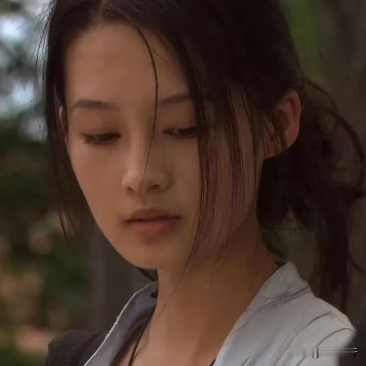 妈耶，这是我第一次get到李沁的美！素颜的脸蛋、凌乱的头发丝，这骨相感也太优越了