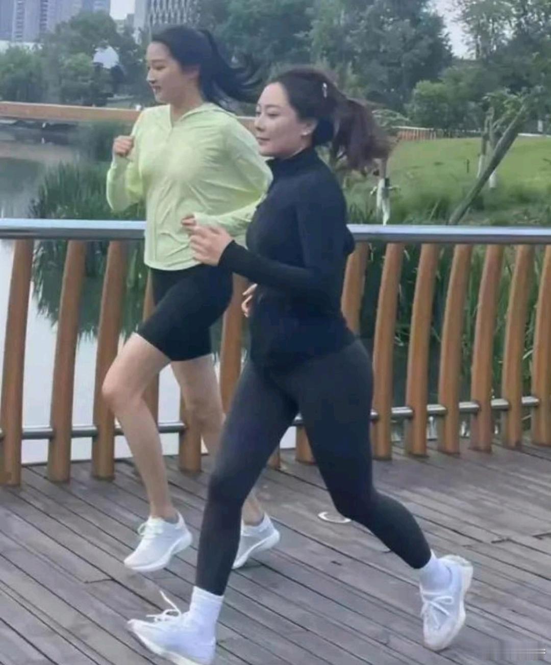公园偶遇关晓彤晨跑，这大长腿快占身体的2/3了。跟路人对比好惨烈… 