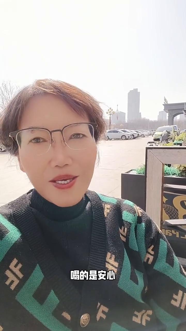 夫妻小酌。
同样是喝酒，有人借酒浇愁，越喝越孤独；有人举杯畅饮，越喝越舒心。男人