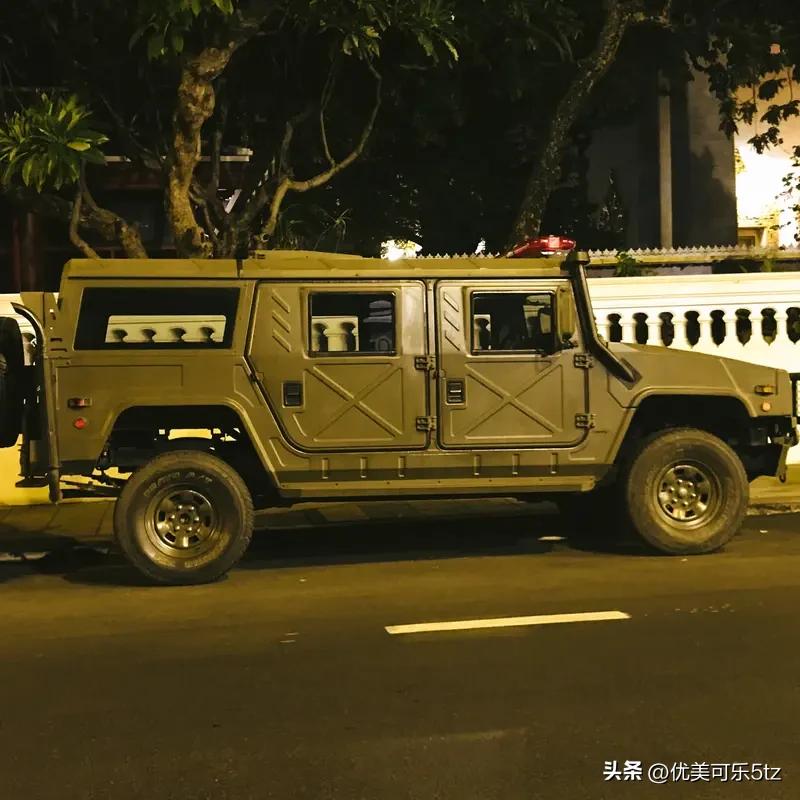 当你驾驶它穿梭于险峻的山林间，智能四驱系统能根据路况自动调整动力分配，让每一个车