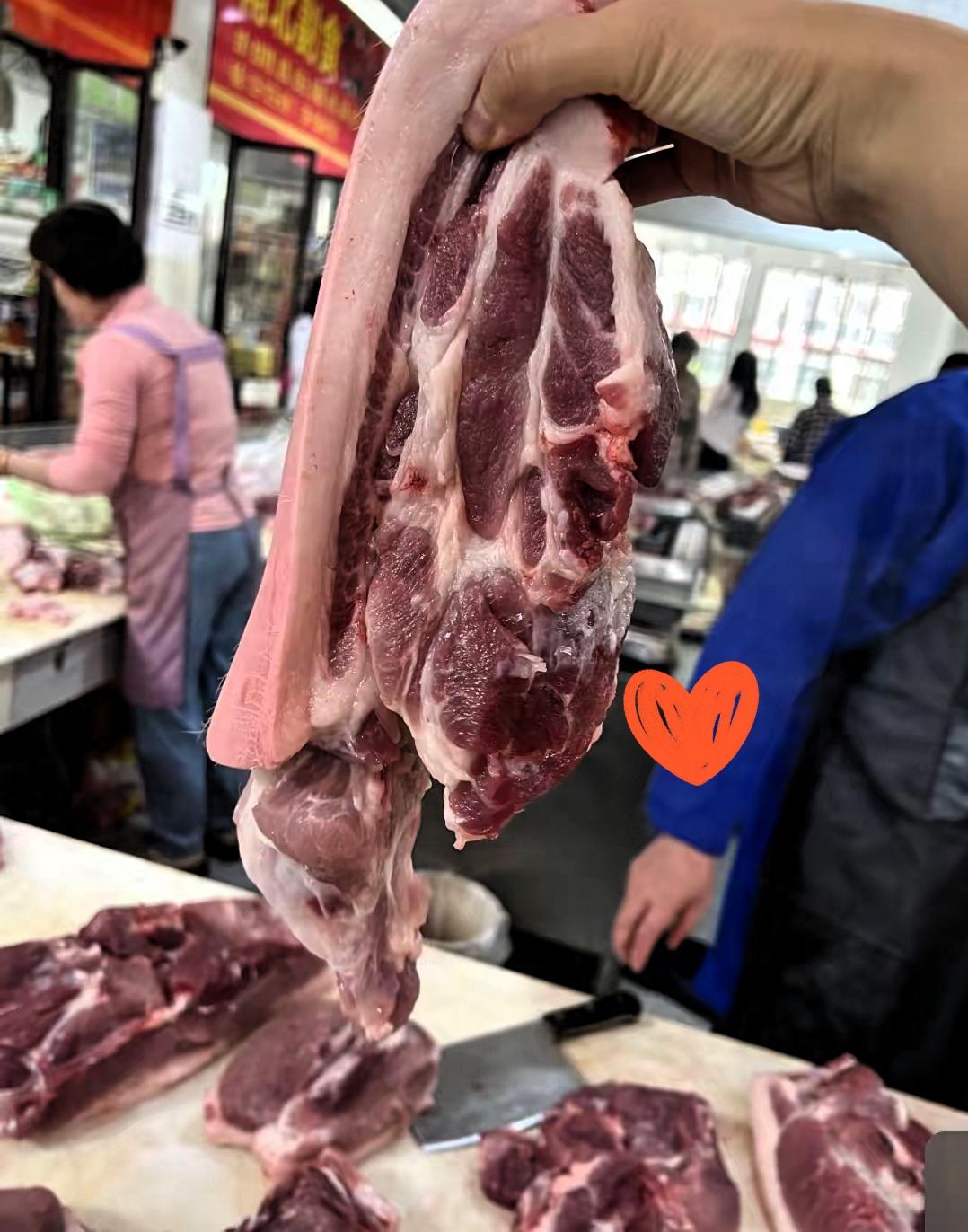 菜场猪肉价直接“跳水”！前几天还13块8一斤，今早直接跌到10块，站在肉摊前我都