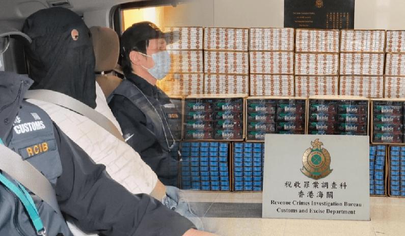 香港海关昨日（3月19日）侦破一宗大型私烟储存仓库案，在大埔洞梓路搜查一个铁皮仓