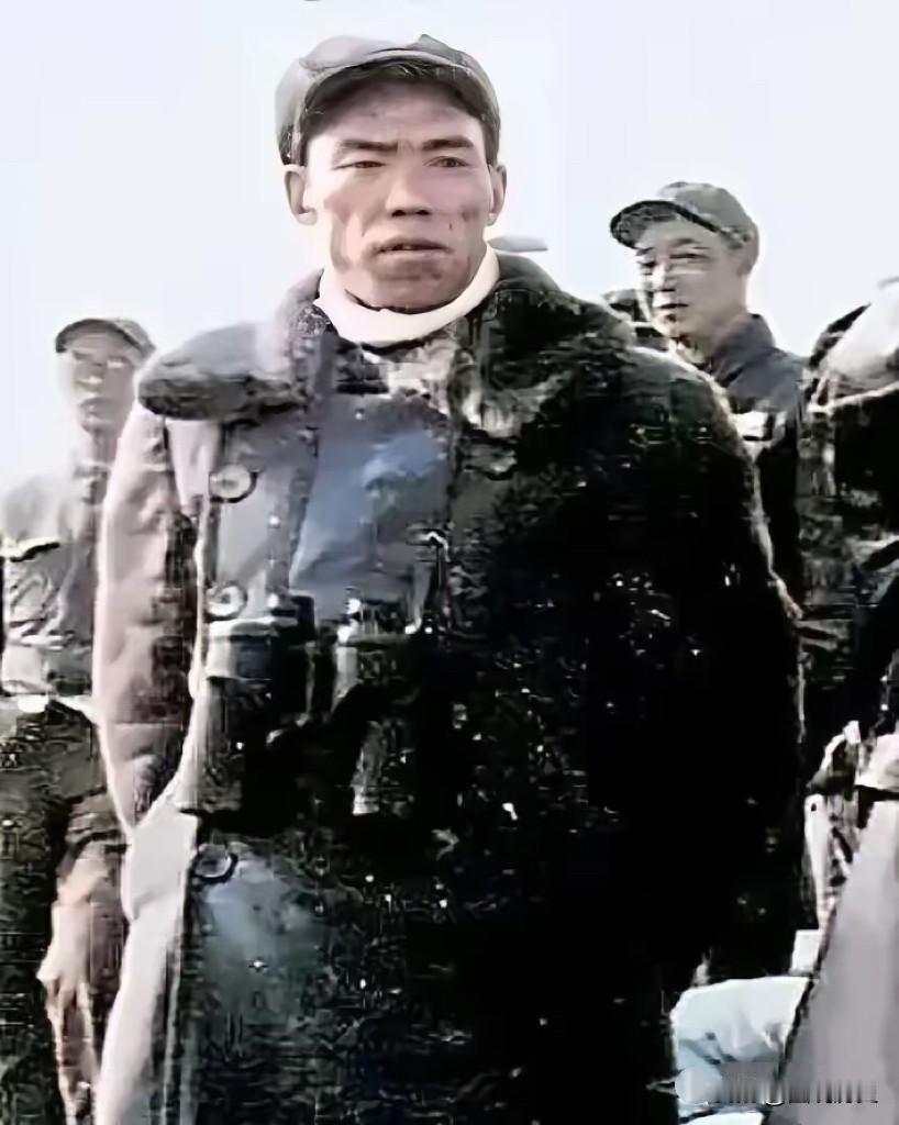 这张珍贵老照片拍摄于50年代的朝鲜战场，一位中国将军穿着皮大衣在大雪中凝视战场，