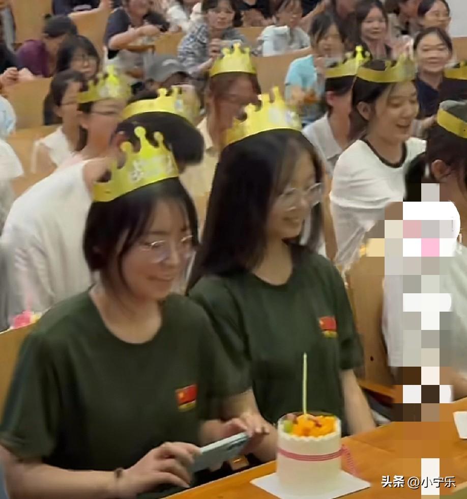 近日，河南洛阳理工学院会计学院为30名9月过生日的大一新生集体庆祝，每人一份生日
