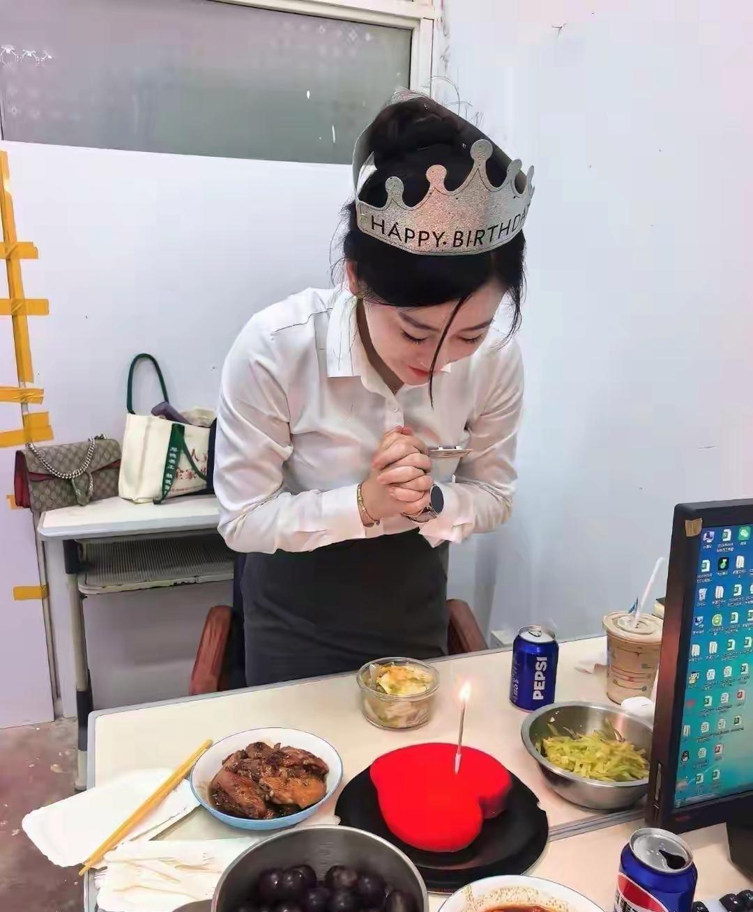 不说年龄，猜猜美女是多少岁生日？