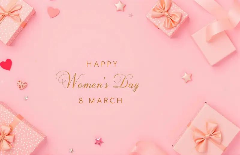 要是想大气些，“你们以智慧与坚韧撑起半边天，用奉献与担当书写时代华章”就很不错，