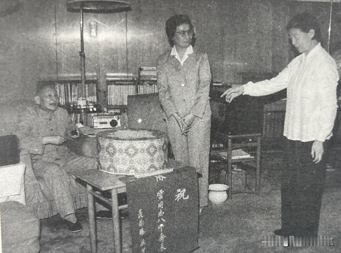 1985年6月13日，陈云迎来了自己的八十寿辰，并收到聂帅的生日蛋糕，写着：“祝