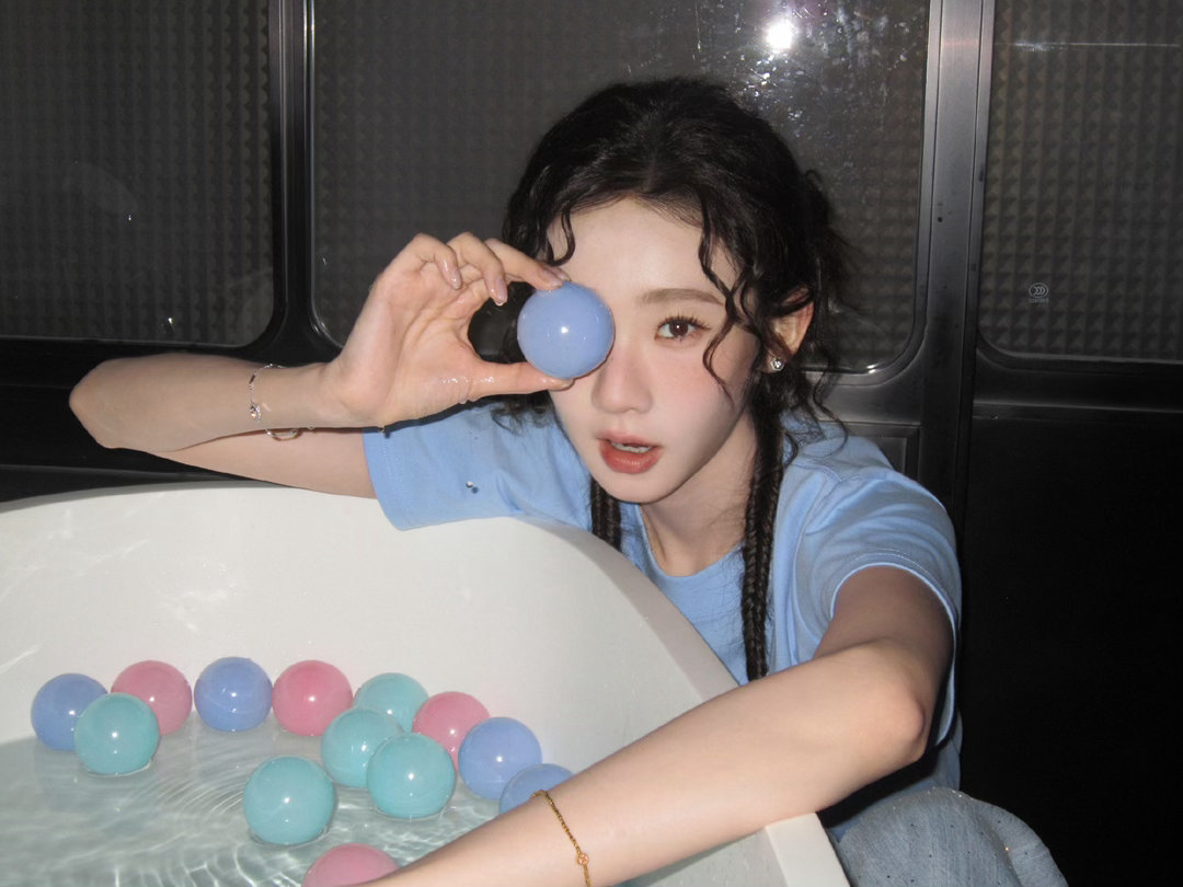 张艺凡复刻余小鱼造型 别人告别角色发长文，她告别余小鱼的方式是穿回去。最后一场路