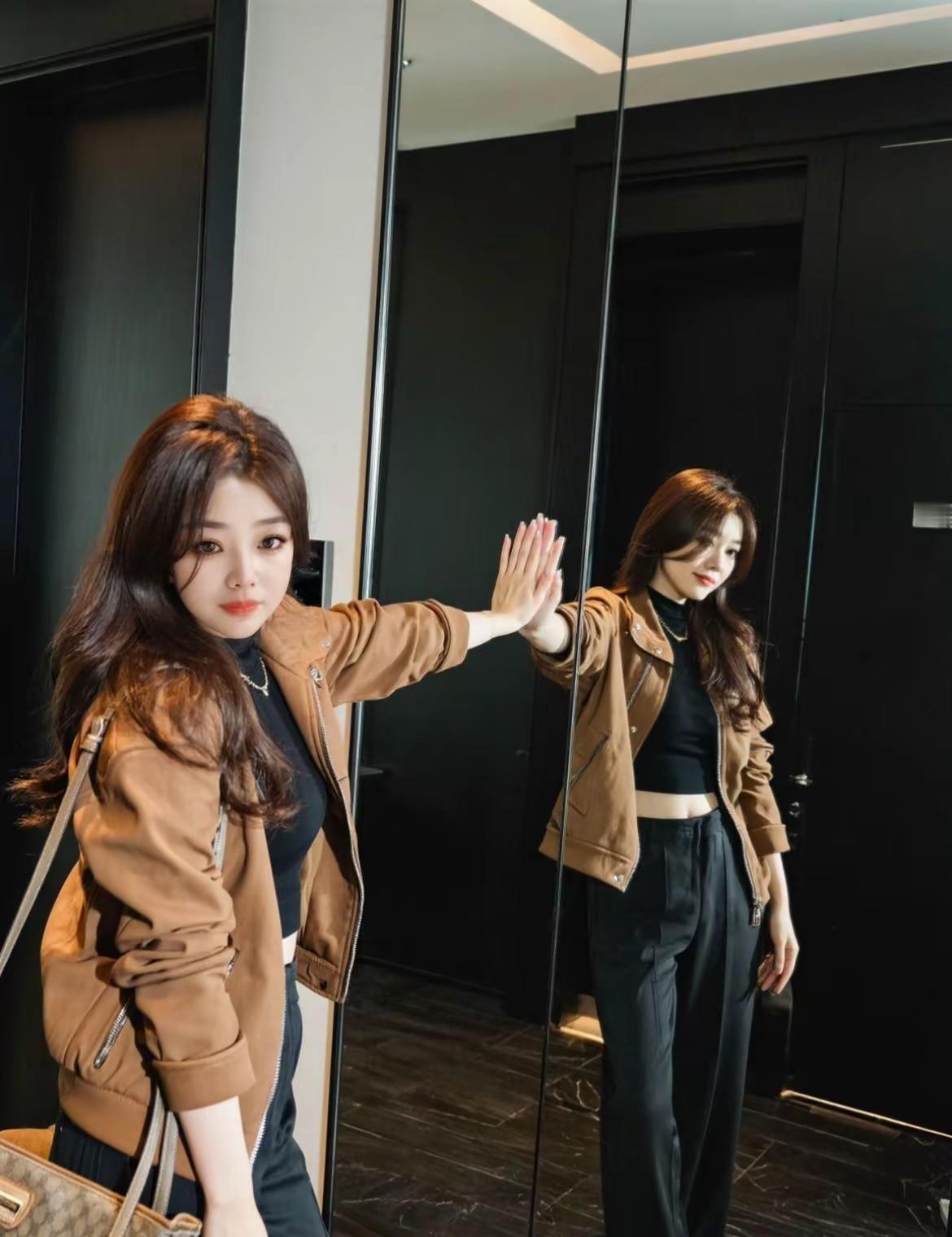 镜子里的自己，岁月静好。每天早晨，我站在镜子前，仔细端详着自己的面容。脸上的微笑