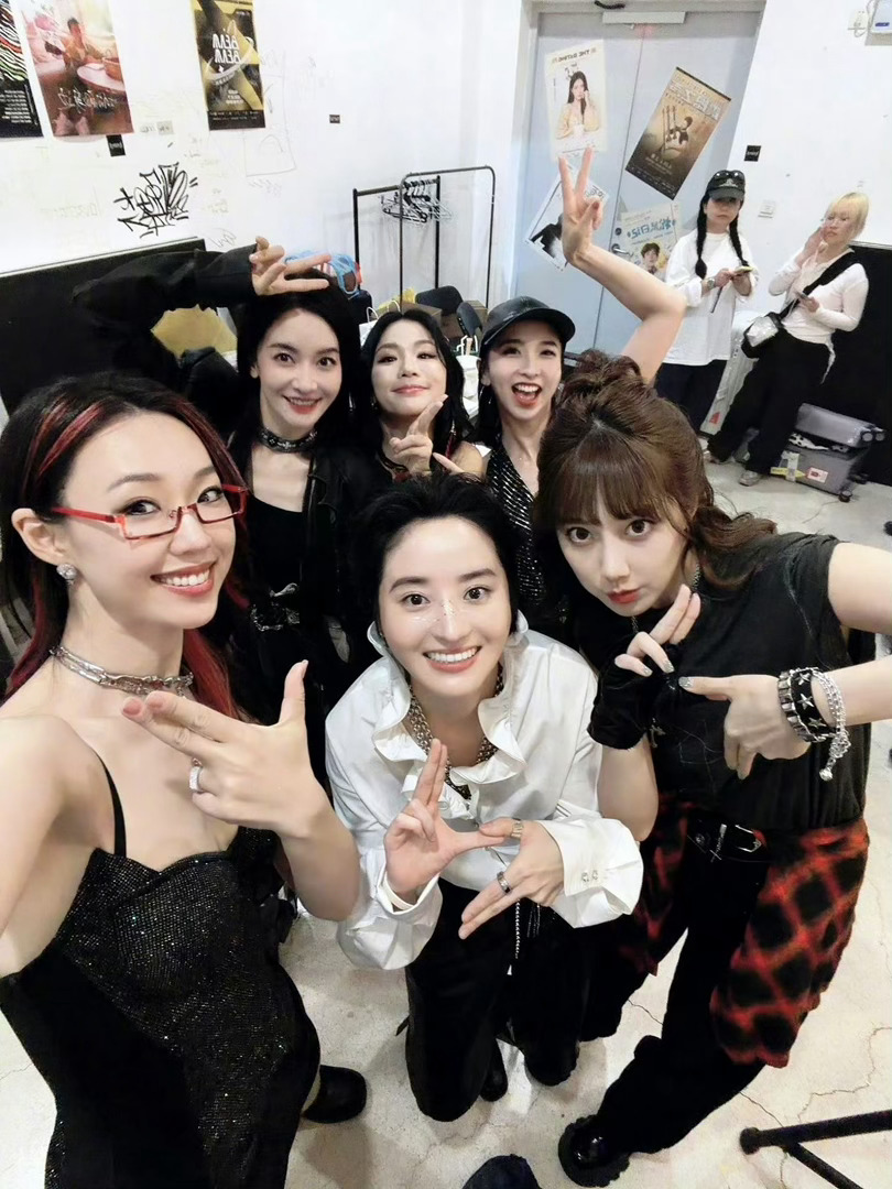 杨迪李艺彤聊天越凑越近🌟好朋友唠嗑既视感！杨迪李艺彤越聊越投入，脑袋挨在一起，