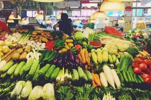 唉，在八线小县城打工，做的是牛马活，一个月才挣2500元，运气好时能挣上2800