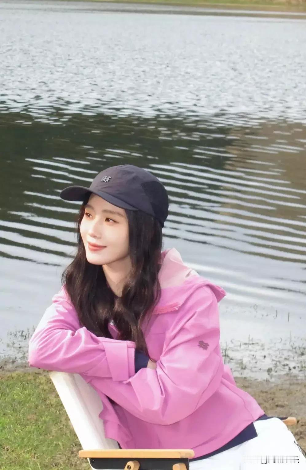 刘诗诗湖畔露营随拍释出，粉衣元气拉满，松弛感太绝
 
近日，刘诗诗一组露营随拍引