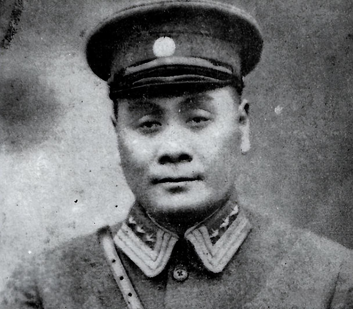 1949年深夜，上将潘文华推开房门，死死盯着正在调试发报机的七姨太。潘文华没有掏