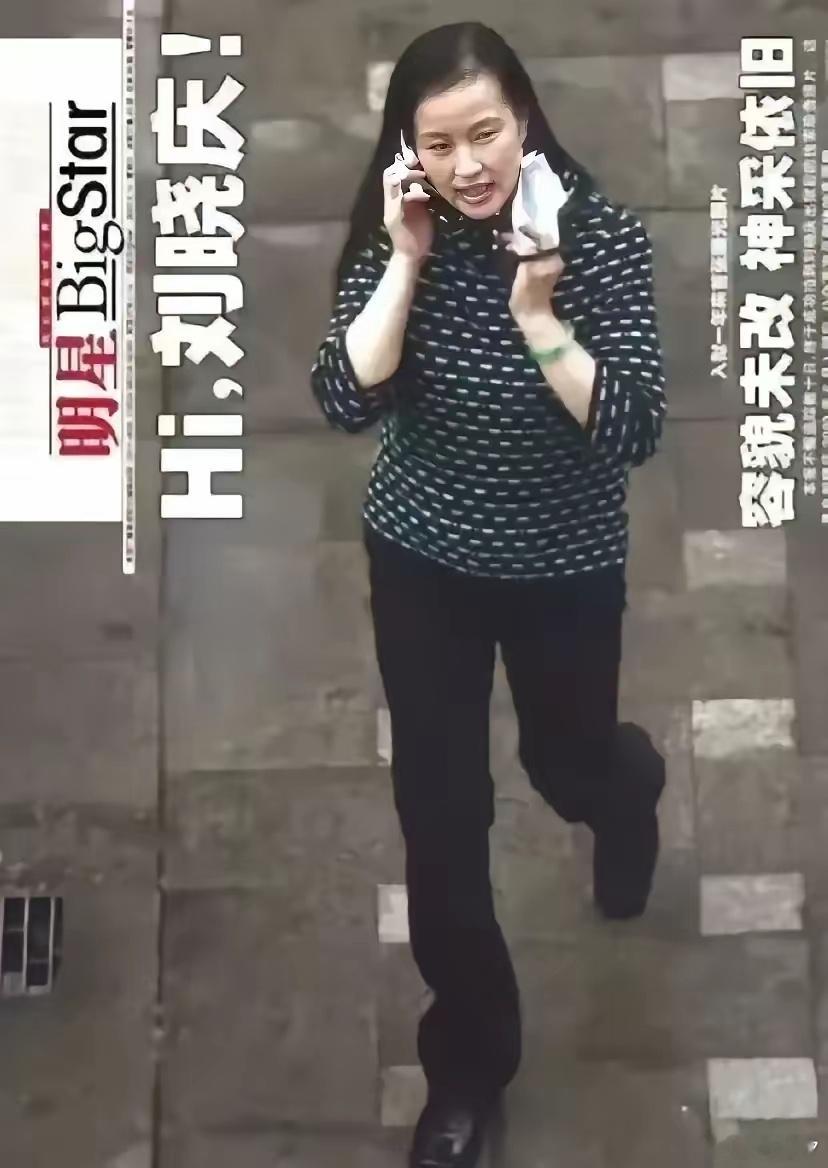 刘晓庆在监狱中度过了422天后重获自由，狗仔卓伟抓拍下她出狱时的照片。刘晓庆保持