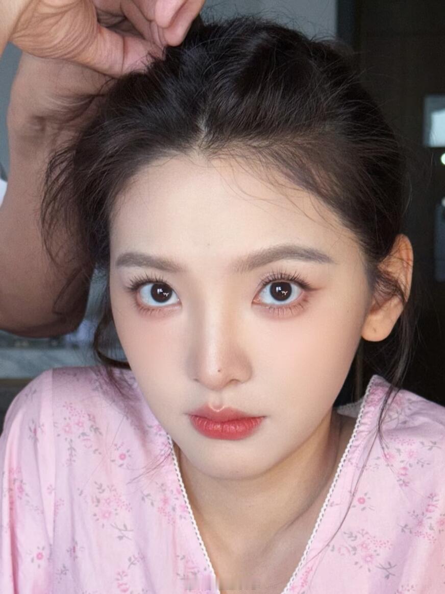 章若楠这个妆容好好看~ ​​​