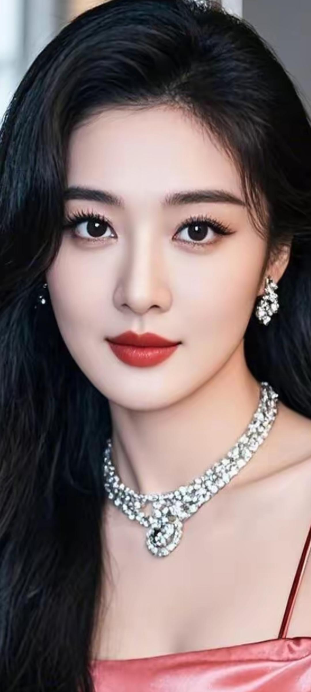 优雅红唇，闪耀珠宝，尽显迷人魅力！