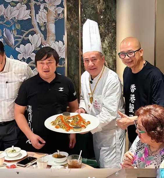 张雪到香港的这场饭局相当不简单！他旁边的老太太是李锦记掌舵人。甚至就连厨师的身份