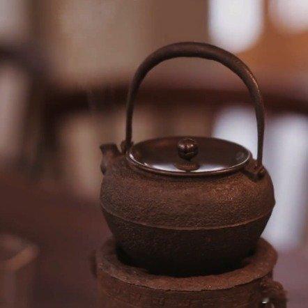 年轻人的喝茶dna觉醒了  年轻人都没听说过的茶年产量不到1% 现在的年轻人聚会