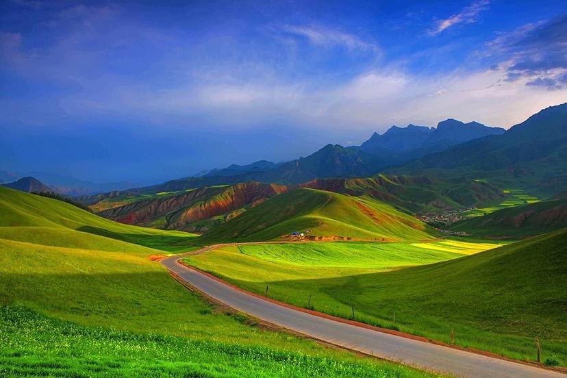 秋意盎然，让人心生欢喜。就像金秋九月的海北藏族自治州祁连县卓尔山景区，那如画的风