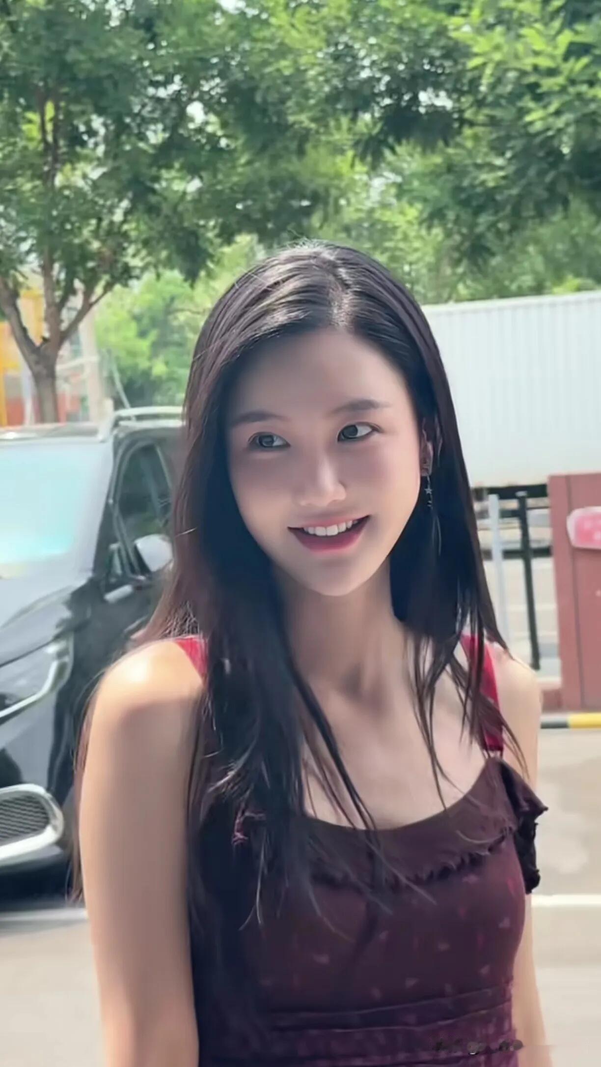 她长得好漂亮啊，这样的颜值是天生丽质，比景甜漂亮，气质不输杨钰莹。她一笑的时候，