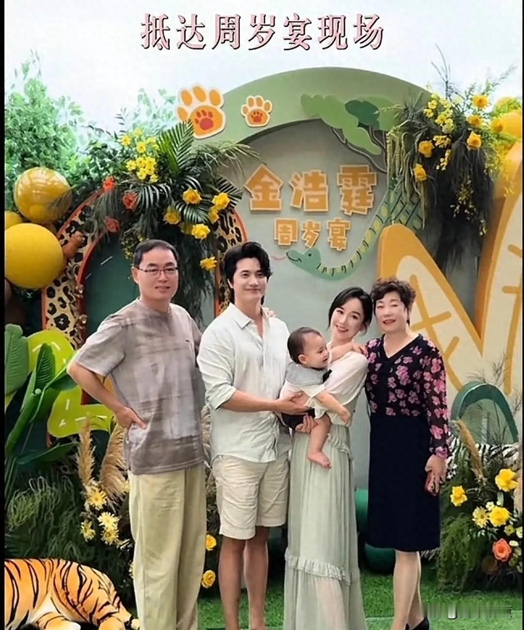 张檬一家没办周岁宴，网友吵翻天，真相却让人心头一热。
他们真没办什么隆重的周岁宴