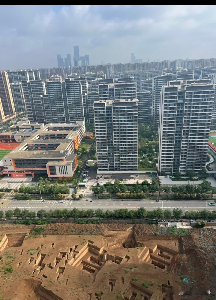 楼下祖宗，楼上后人。