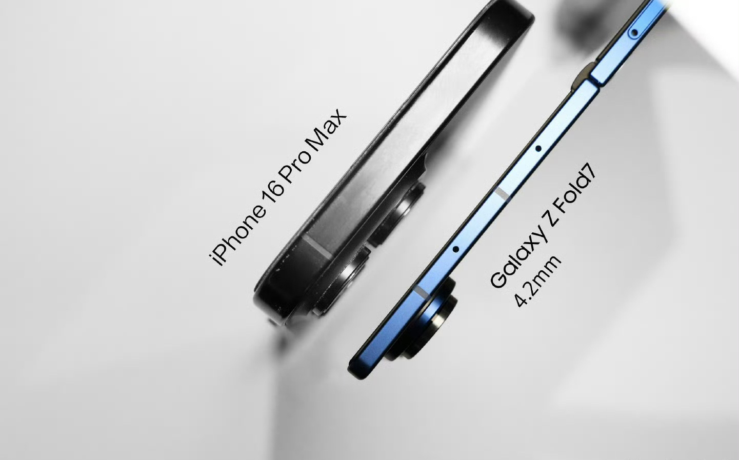 三星Fold7🆚iPhone 16 pro max侧边对比来看确实轻薄 就是电