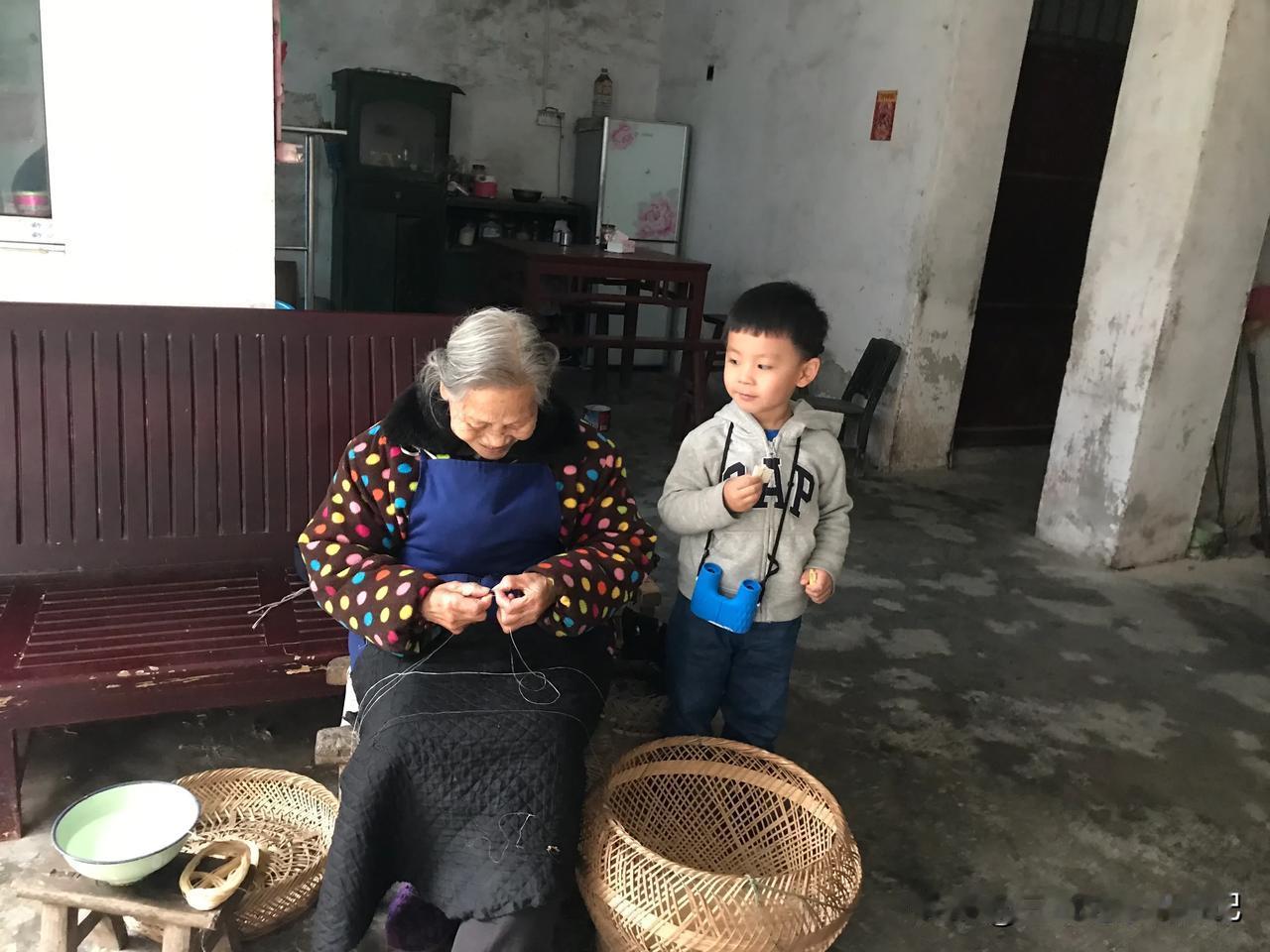 昨天我们一家三口去了中国保存最完整的古城堡之一的隆昌市云顶寨。这里目前旅游开发薄