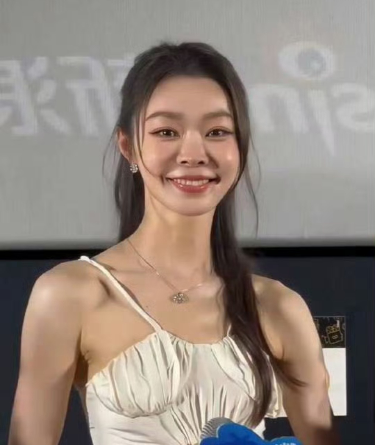 宋轶回应整容这个化妆老师水平也太次了吧，给人感觉画成了一个隔壁油腻的中年大妈！[