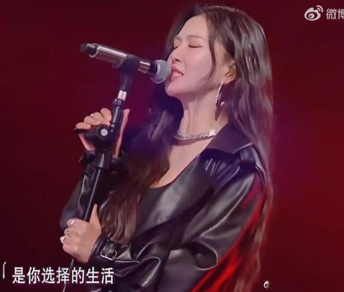 谭维维台上摇滚女王台下小品女王 维维姐摇滚范儿十足，唱《野人》超带感，私下却是搞