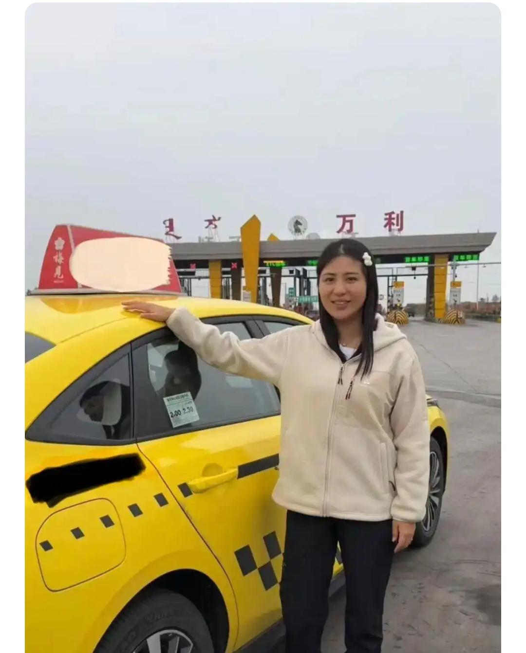 重庆女子为何选择打出租车穿越1700公里去内蒙古？她的旅程背后有哪些故事？
重庆