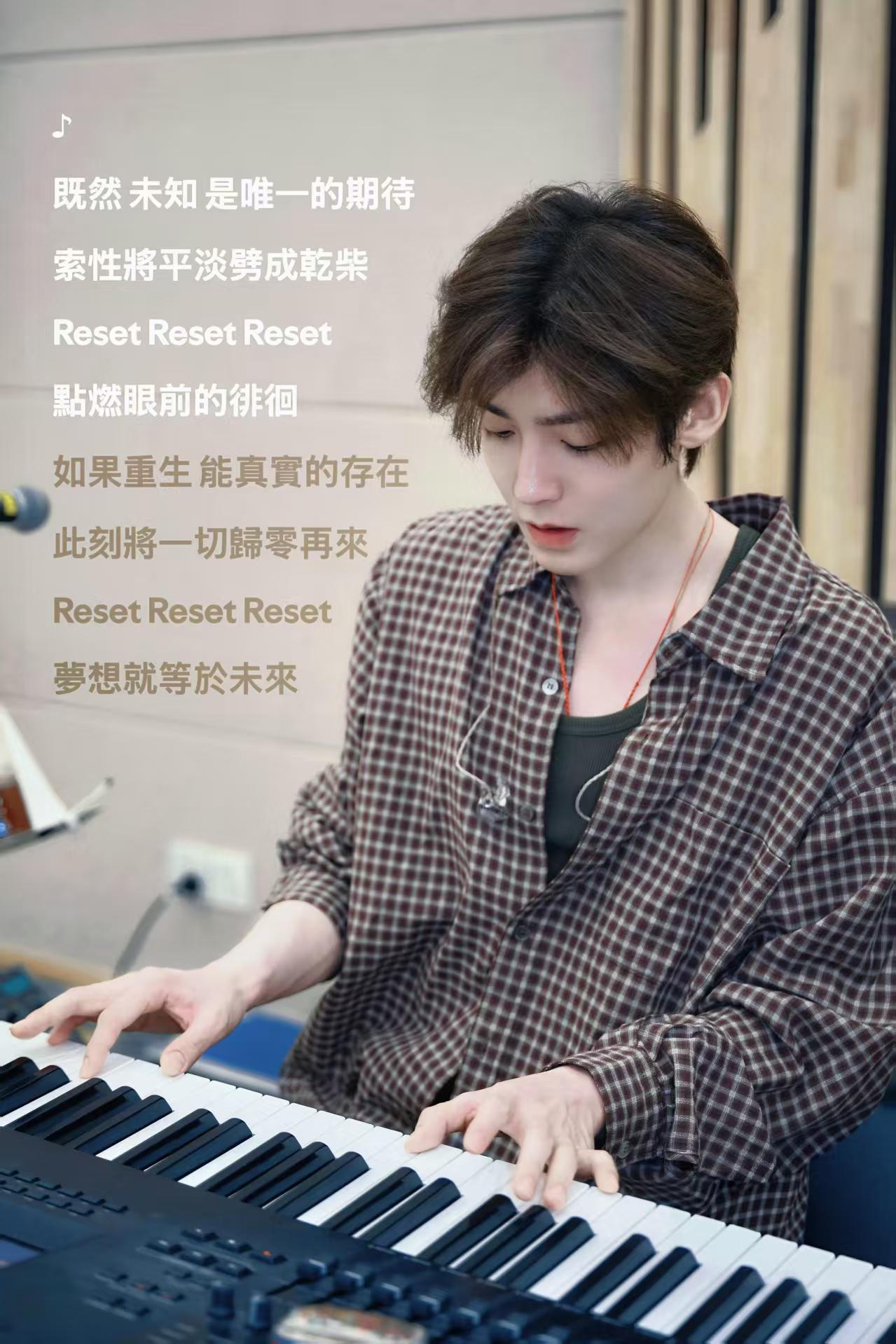歌手舞台淘汰了一个最珍重它的人未来，不只是现在。他虔诚地对待每一束追光，逐梦歌手