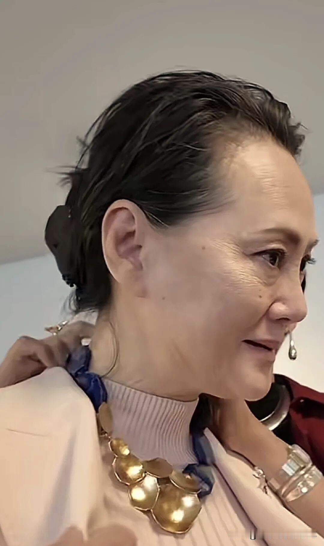 她年轻的时候颜值比李秀明高，演技不输赵静，怎么现在老了成大妈的模样，不化妆的她看