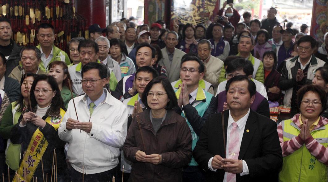 民进党很可能在下一届台湾地区选举后，成为长期一家独大的政党。柯文哲获保释放后，“