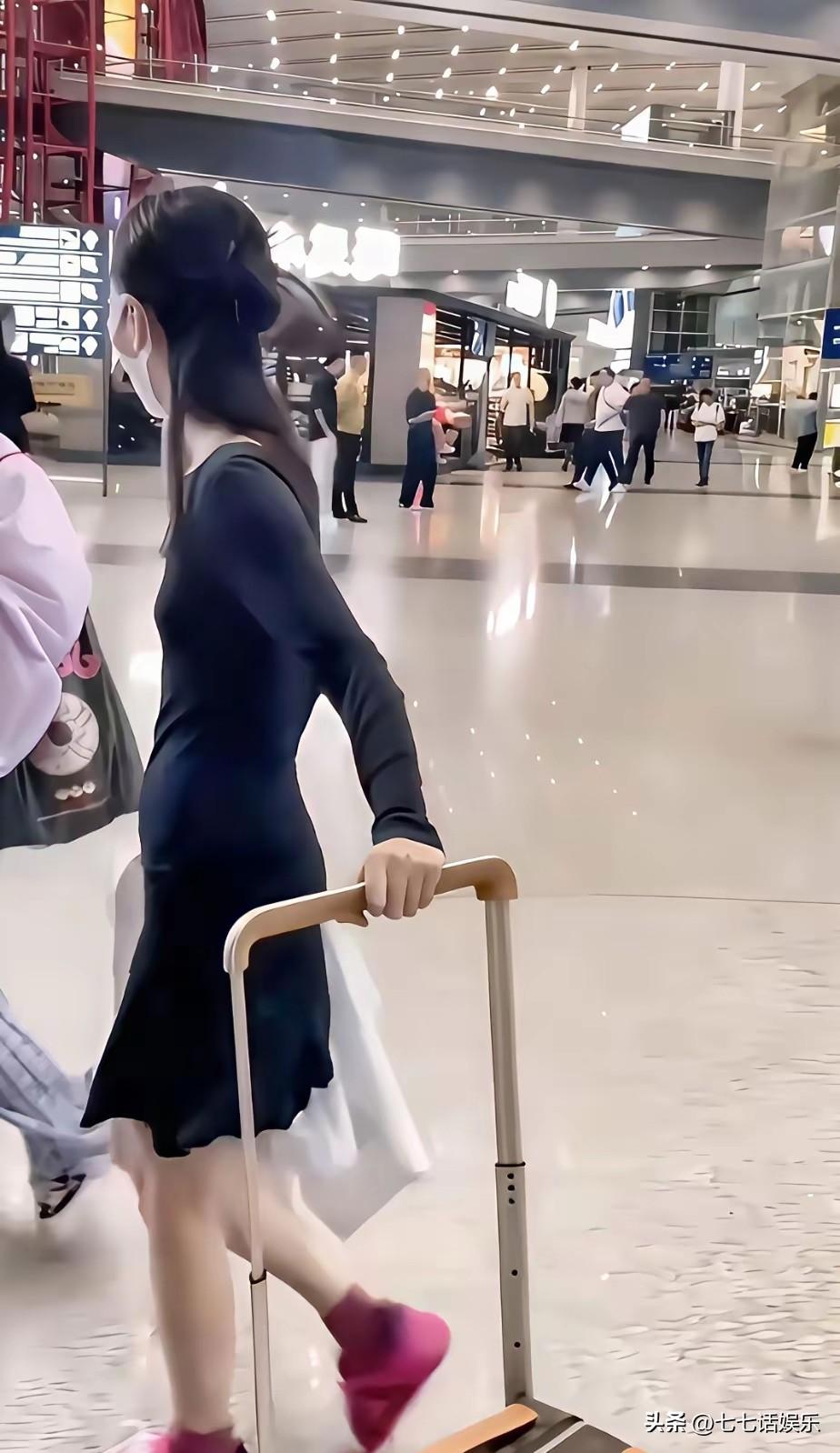 周冬雨胸还没有肚子大
      周冬雨是真的瘦，她没有穿内衣，直接大大方方套了