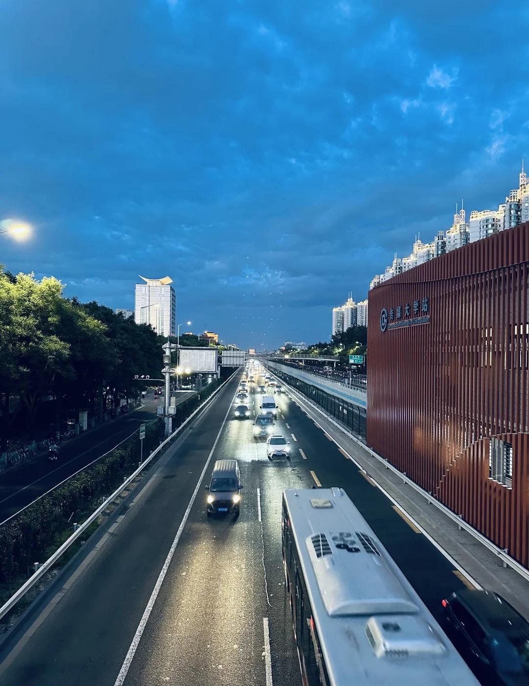 中国传媒大学
校园很漂亮！小巧精致！
位置：北京市朝阳区定福庄
预约：校友直接刷