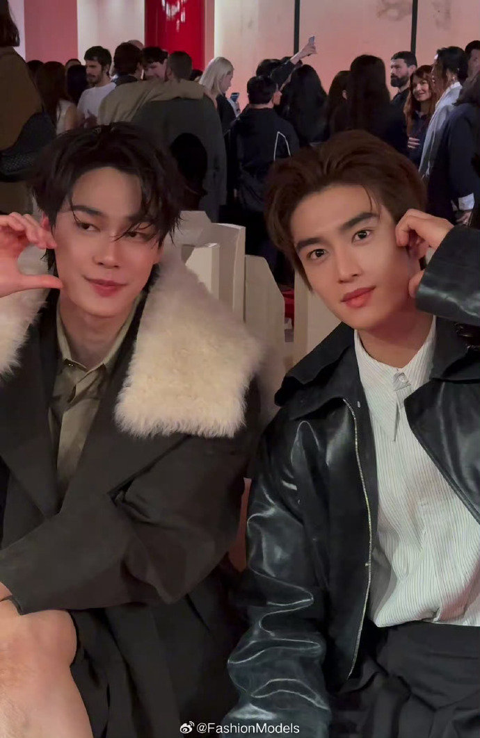 张康乐dew脸颊比心张康乐dew秀场合照 张康乐dew秀场合照🤩 