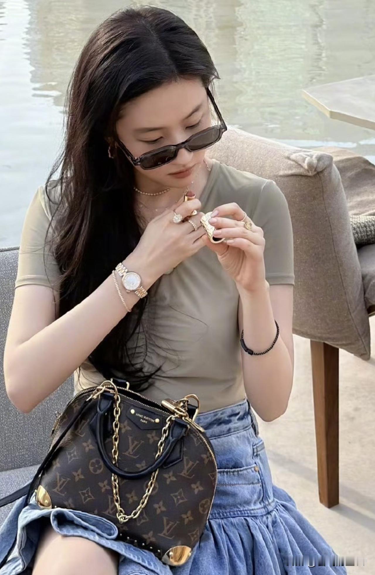 神仙姐姐果然与众不同！你们发现没，刘亦菲的左手小拇指，形状长得有点奇特，特别的圆