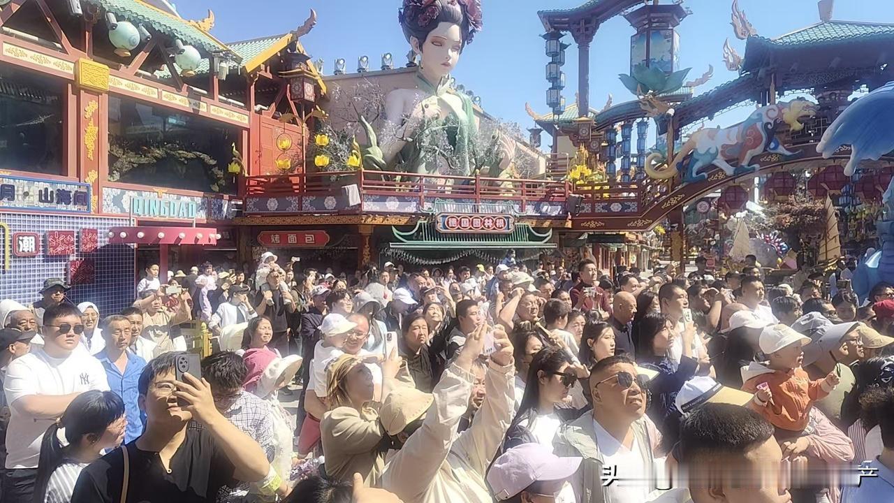 五一假期，太阳暴晒，也阻挡不了旅游的热情呀！你看此刻的青岛明月山海间特色文旅街区