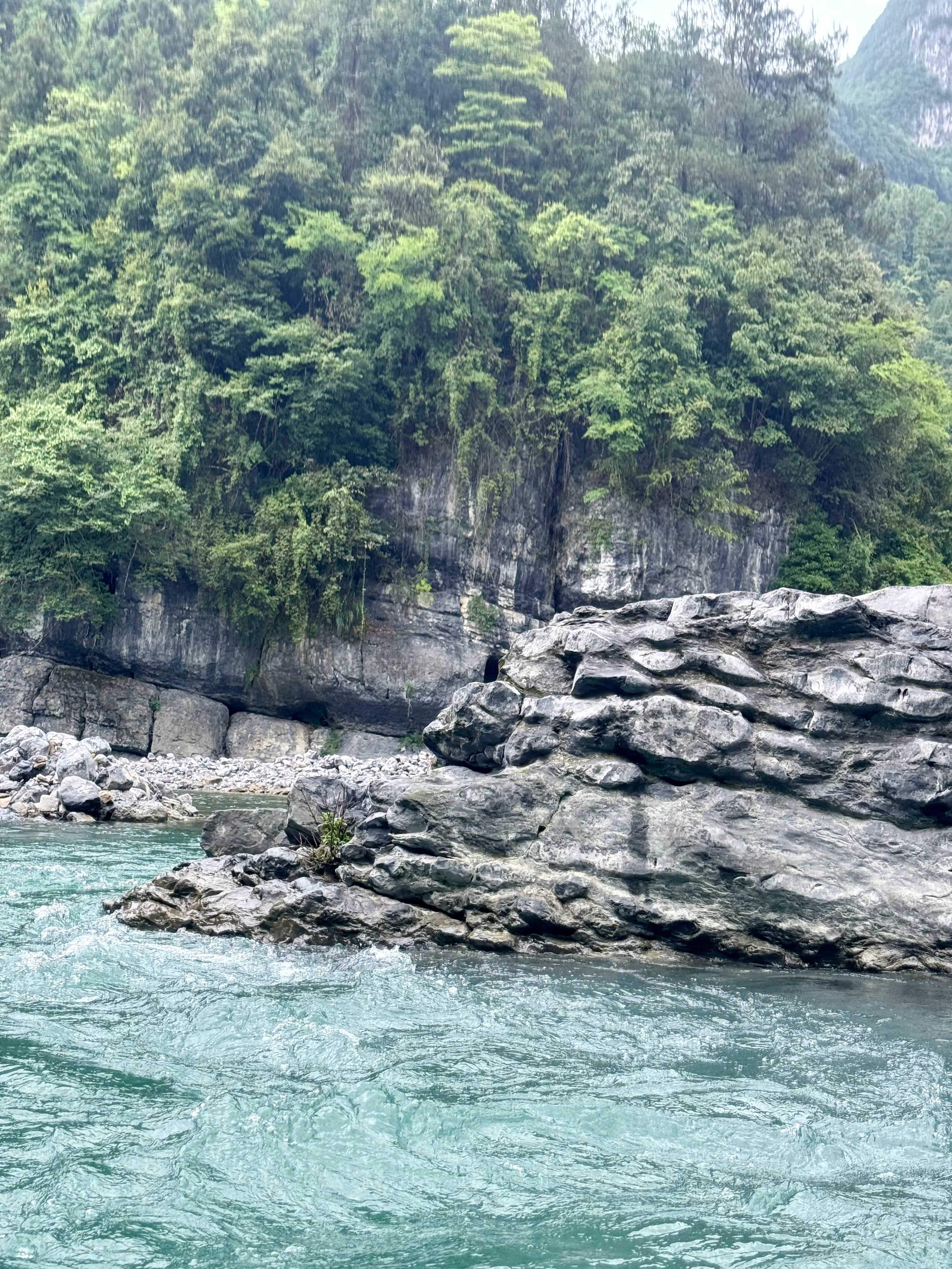 一开始还以为漂流不刺激不会湿结果进去第一分钟全身湿透现在在酒店还不知道衣服能不能