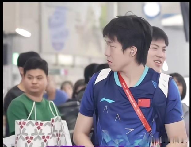 王队你瞅啥呢？昨天上午在机场，王队一直扭头看向右后方，到底发生了什么事吸引了头哥