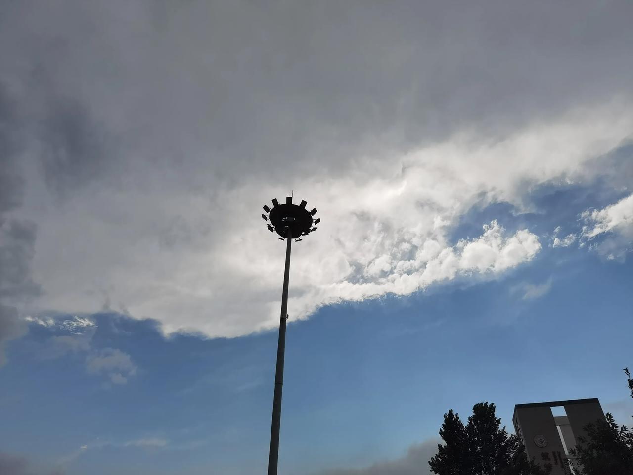 分享一张相册里随手拍的天空
