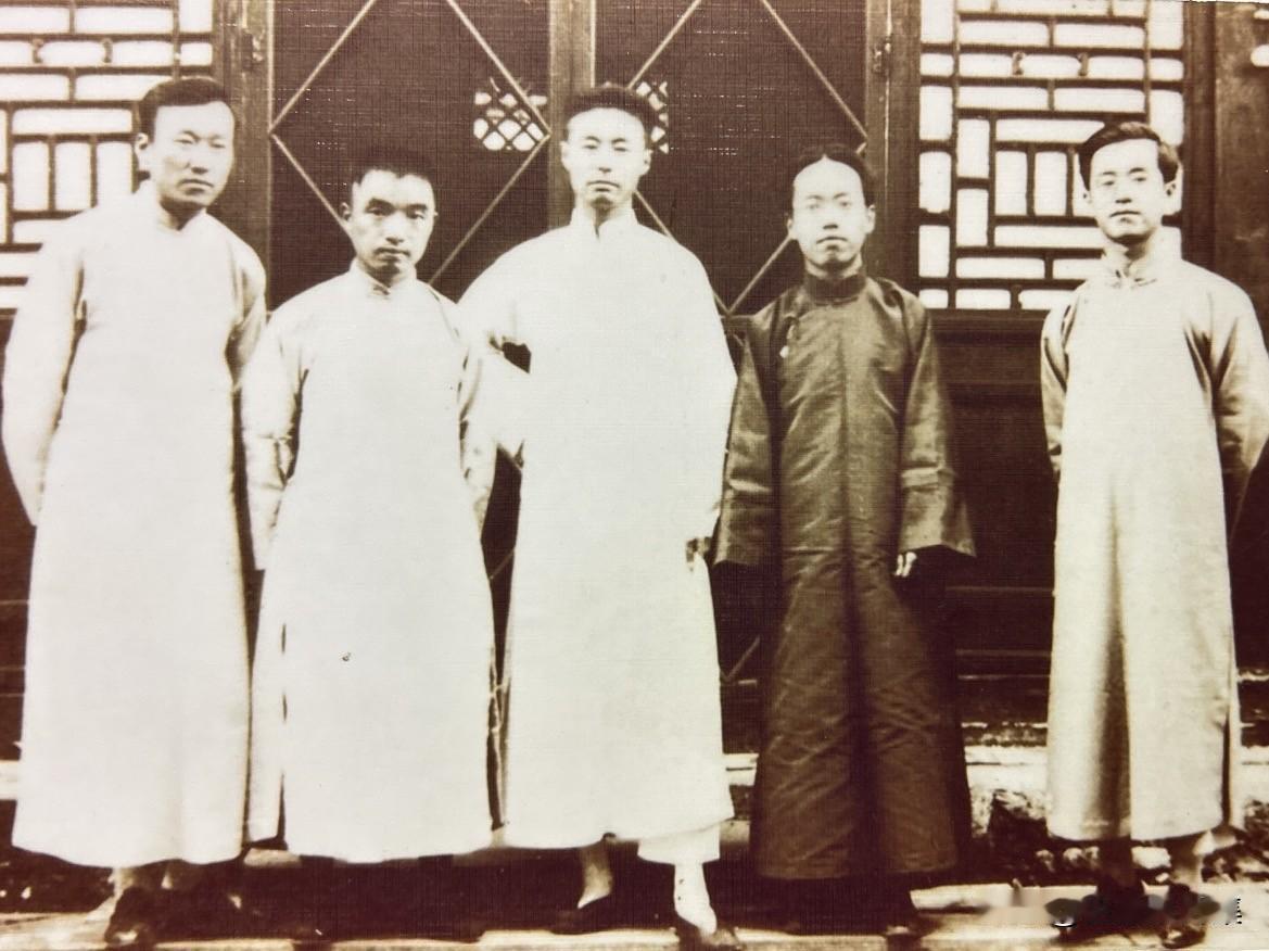 1925年，朱自清与友人摄于清华园，左起第二人为朱自清。其于1920年从北京大学