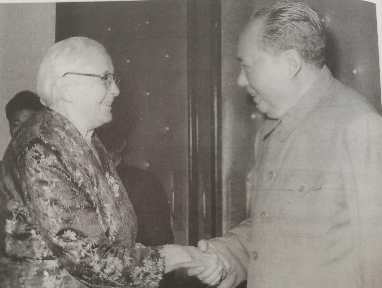 1965年11月24日，毛主席为老朋友斯特朗女士庆祝生日。斯特朗是美国人，曾去延