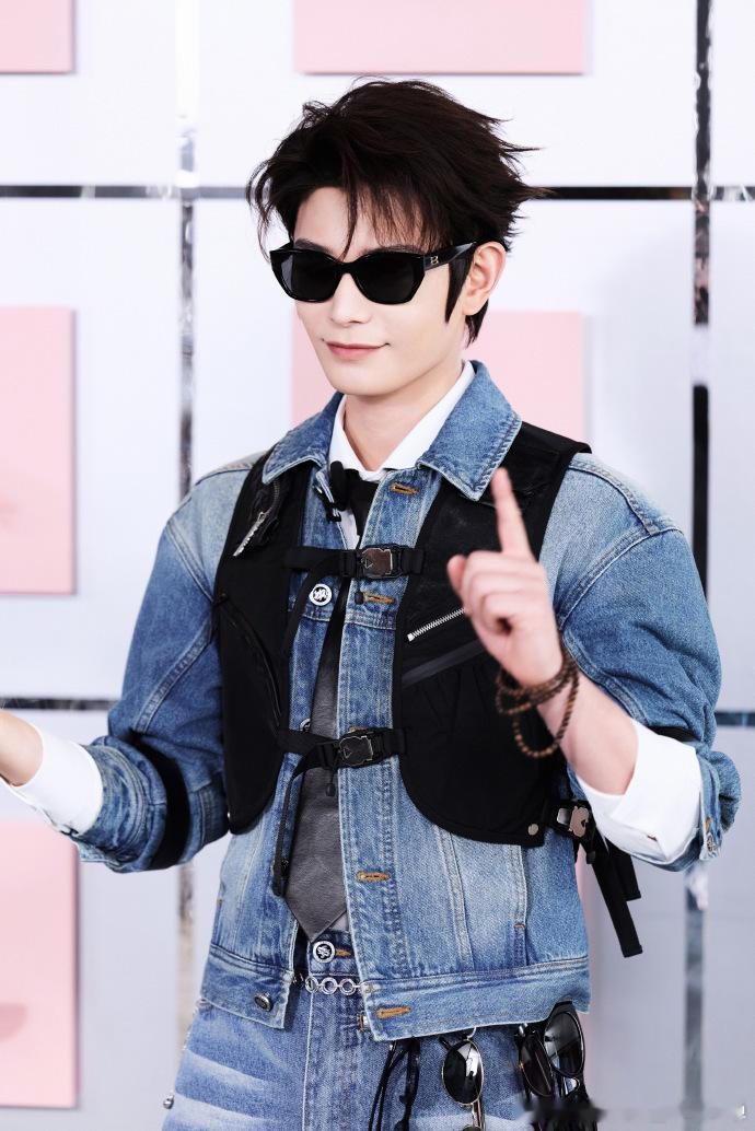 丁禹兮自在有型  丁禹兮活动造型出图丁禹兮活动出图惊艳，眼镜造型加分，整体高级又