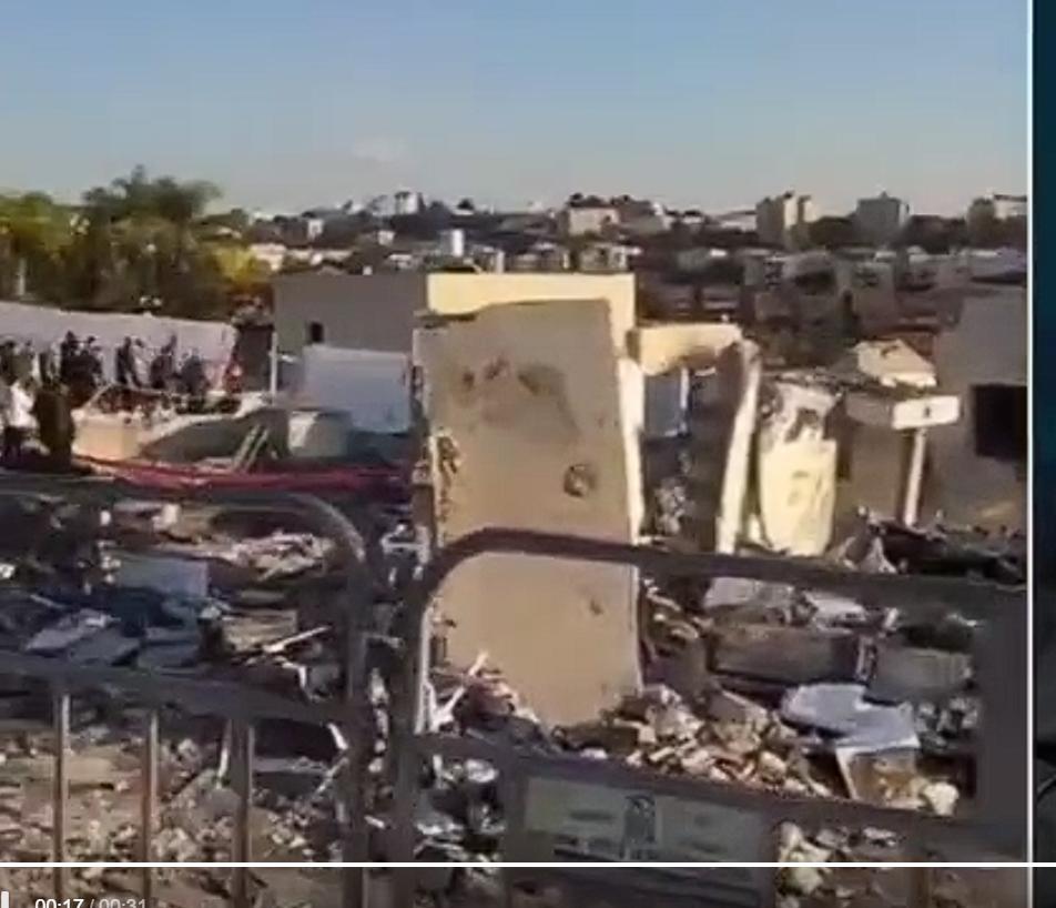 记者在内塔尼亚胡住宅废墟前报道被抓捕，这是来自印度的一名记者，被以色列当局以“泄