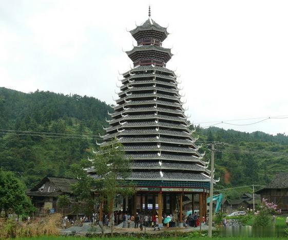 【鼓楼】鼓楼堪称经典的古代建筑，重檐三滴水与歇山顶的木制结构不仅构造出楼宇的非凡