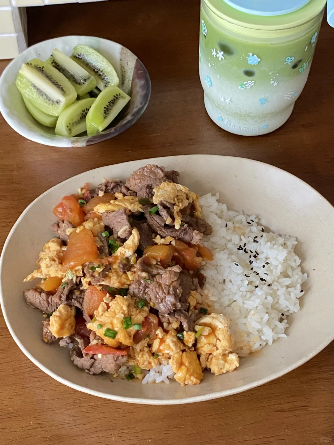 今日午餐｜番茄滑蛋牛肉饭🥣抹茶拿铁🥤