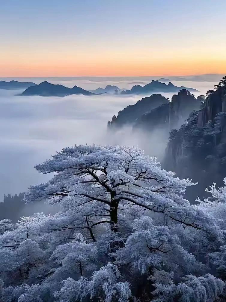 上联：帘卷山光诗画里
下联：山峦重叠云雾中